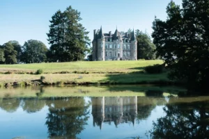 Photo du Château de la Vieuville, près de Fougères, un lieu idéal pour un mariage raffiné.