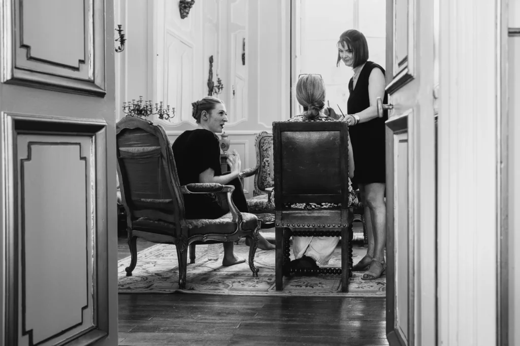 Préparatifs de mariage : maquillage de la mère de la mariée