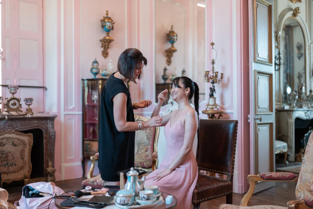 Préparatifs du mariage. Maquillage de la témoin de la mariée.