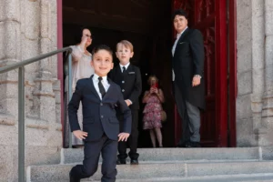 Un enfant attend la mariée sur le perron de l'église.