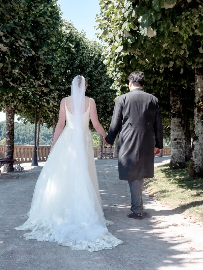 Couple de mariés dans une allée