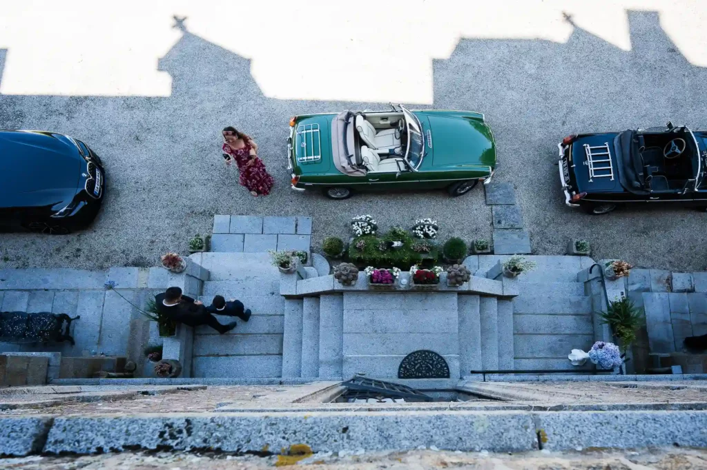 Voiture ancienne devant le château où se déroule le mariage