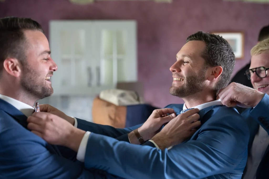 Préparatifs du marié en compagnie de son témoin