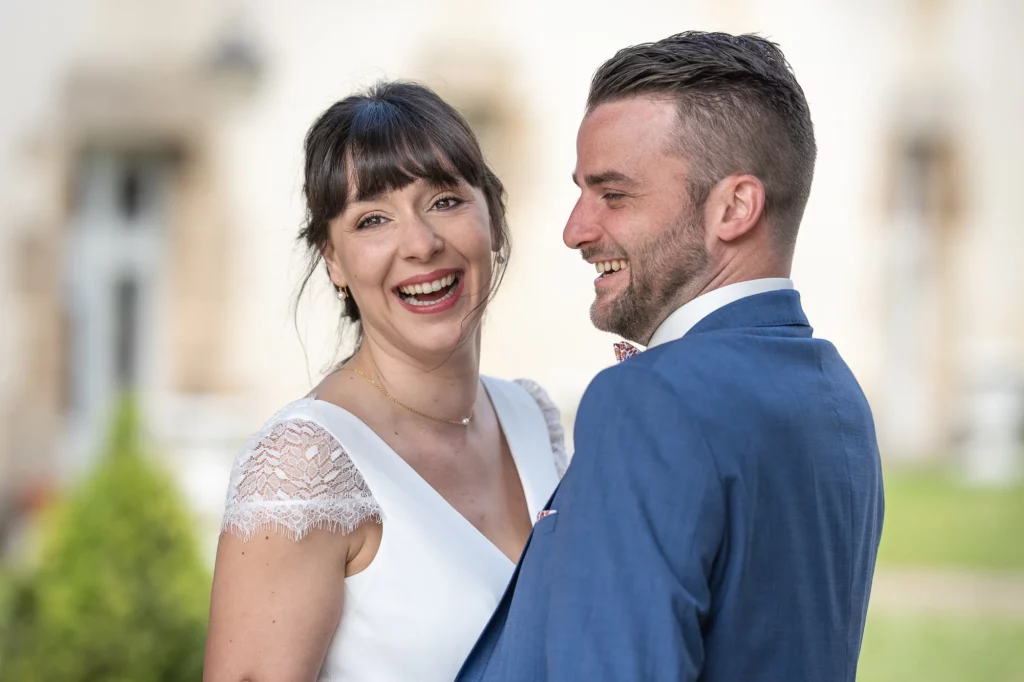 Photo d'un éclat de rire d'un couple de mariés 