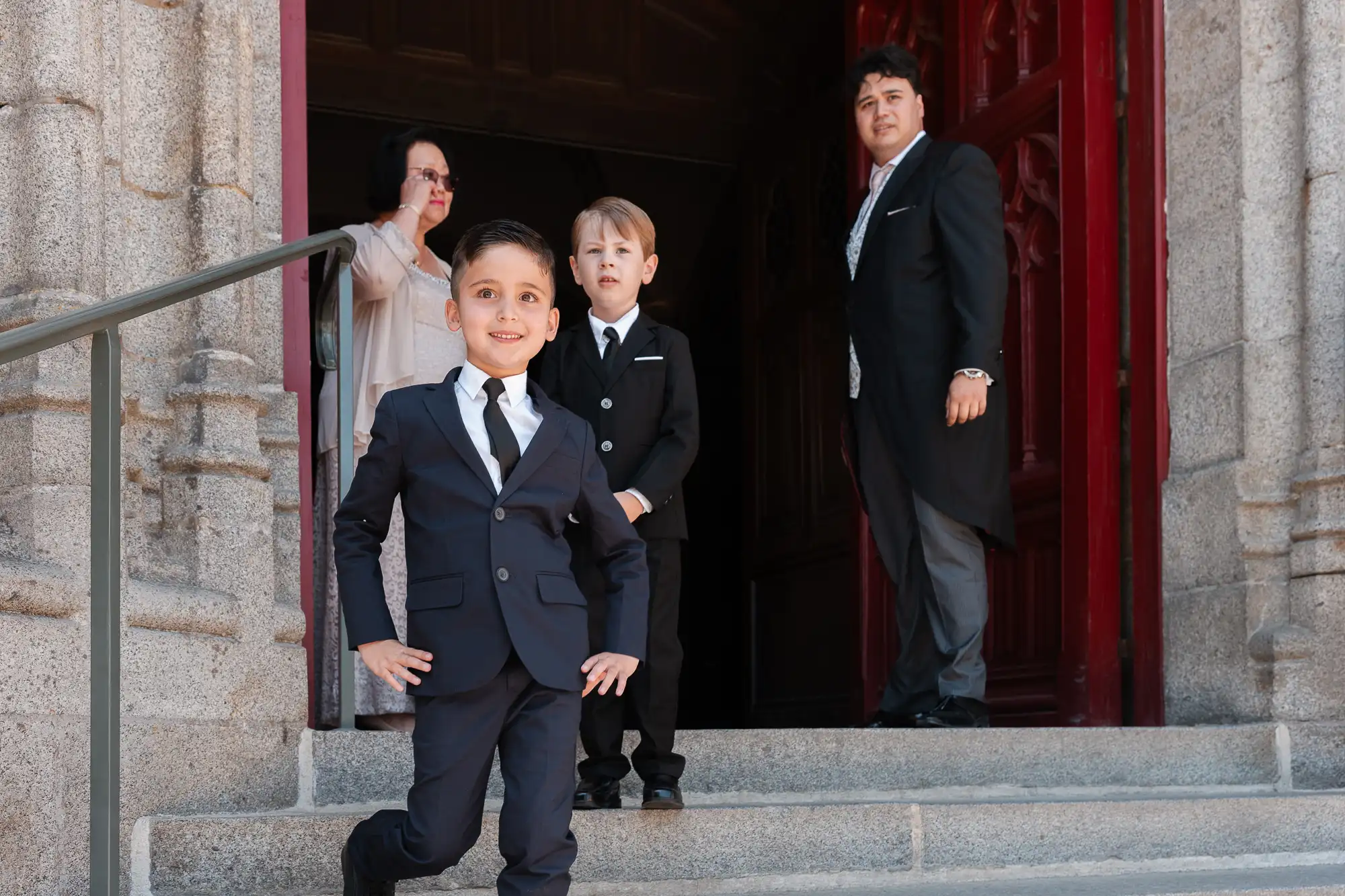 Le marié attend sa future épouse sur le perron de l'église.