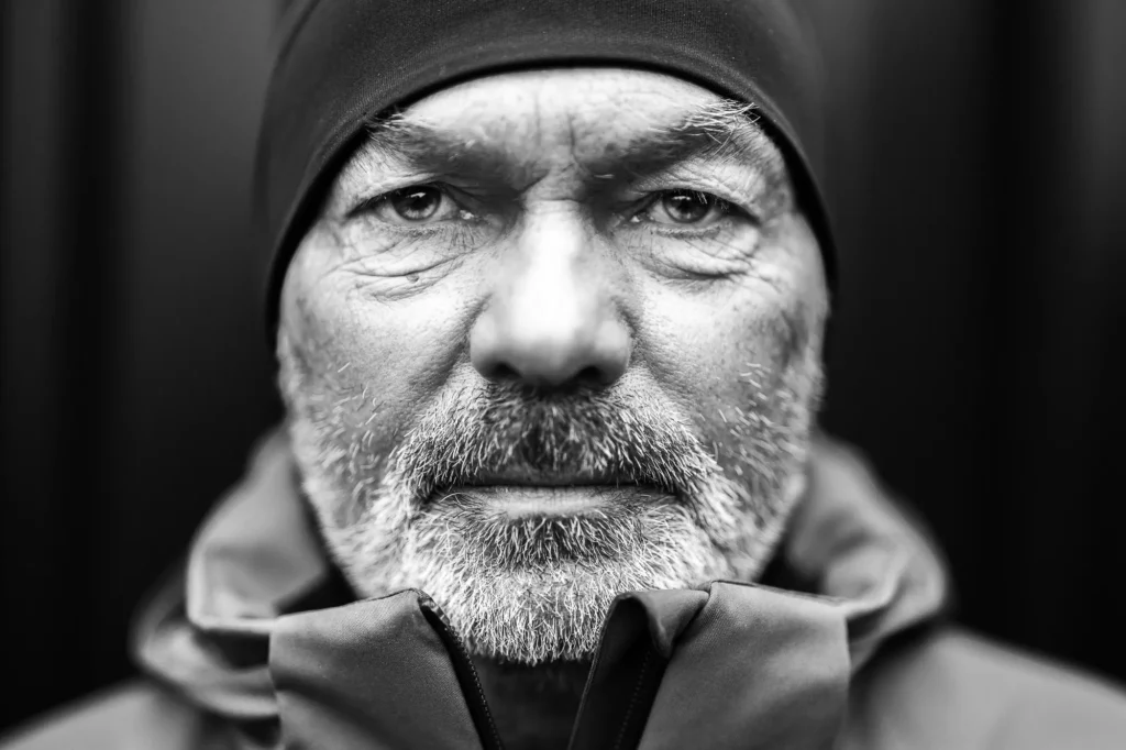 Portrait d'homme face caméra.