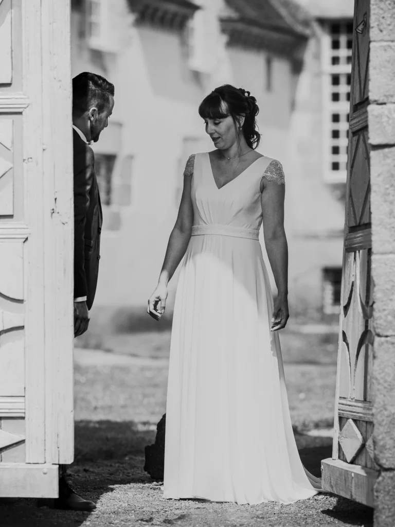 First look de deux mariés à la porte du château.