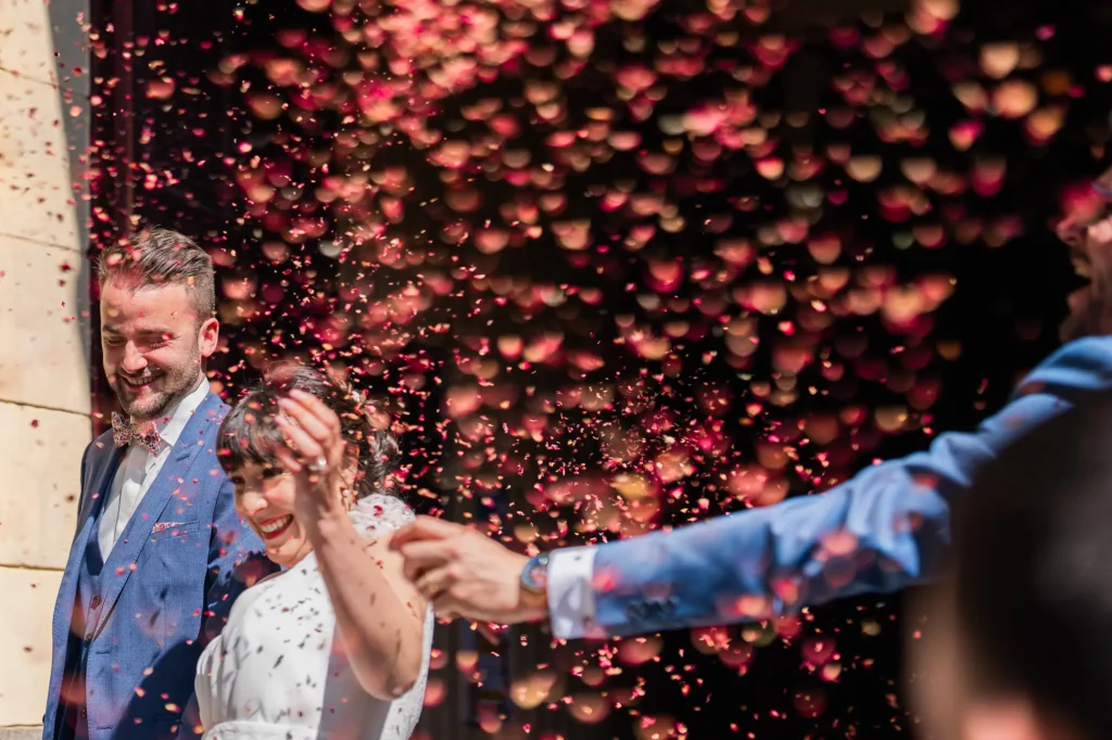 Pluie de confettis sur les mariés sortant de l'église.