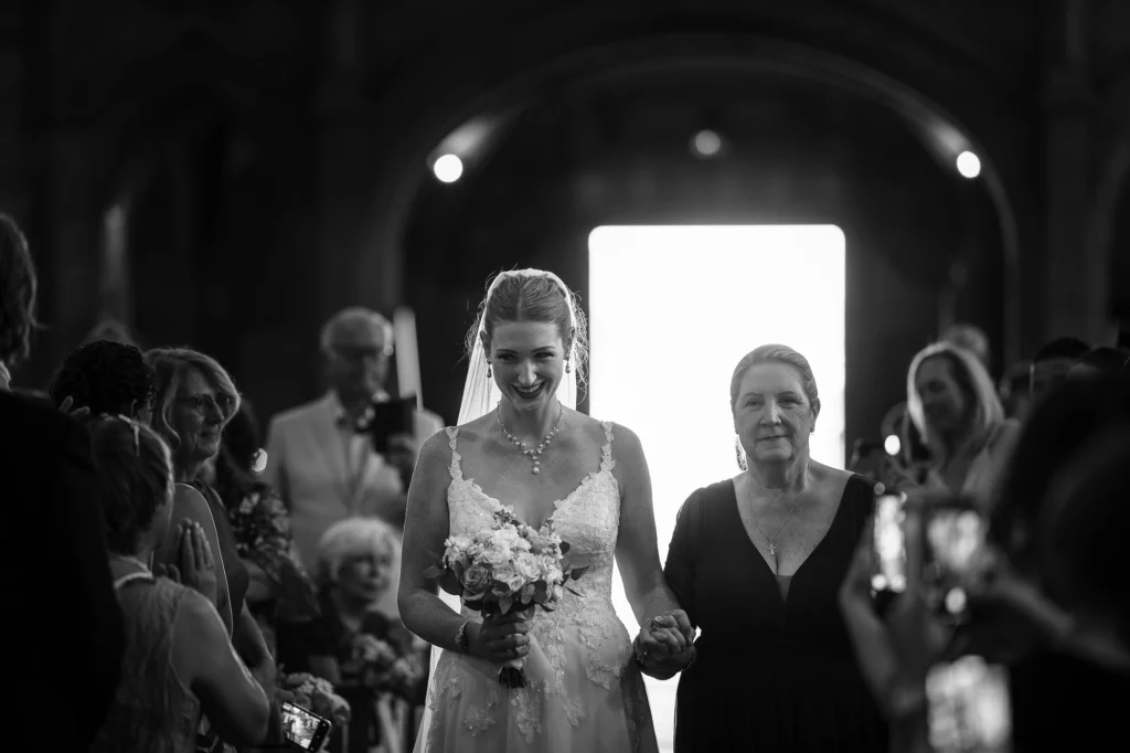 Mariée entrant dans l'église au bras de sa maman.