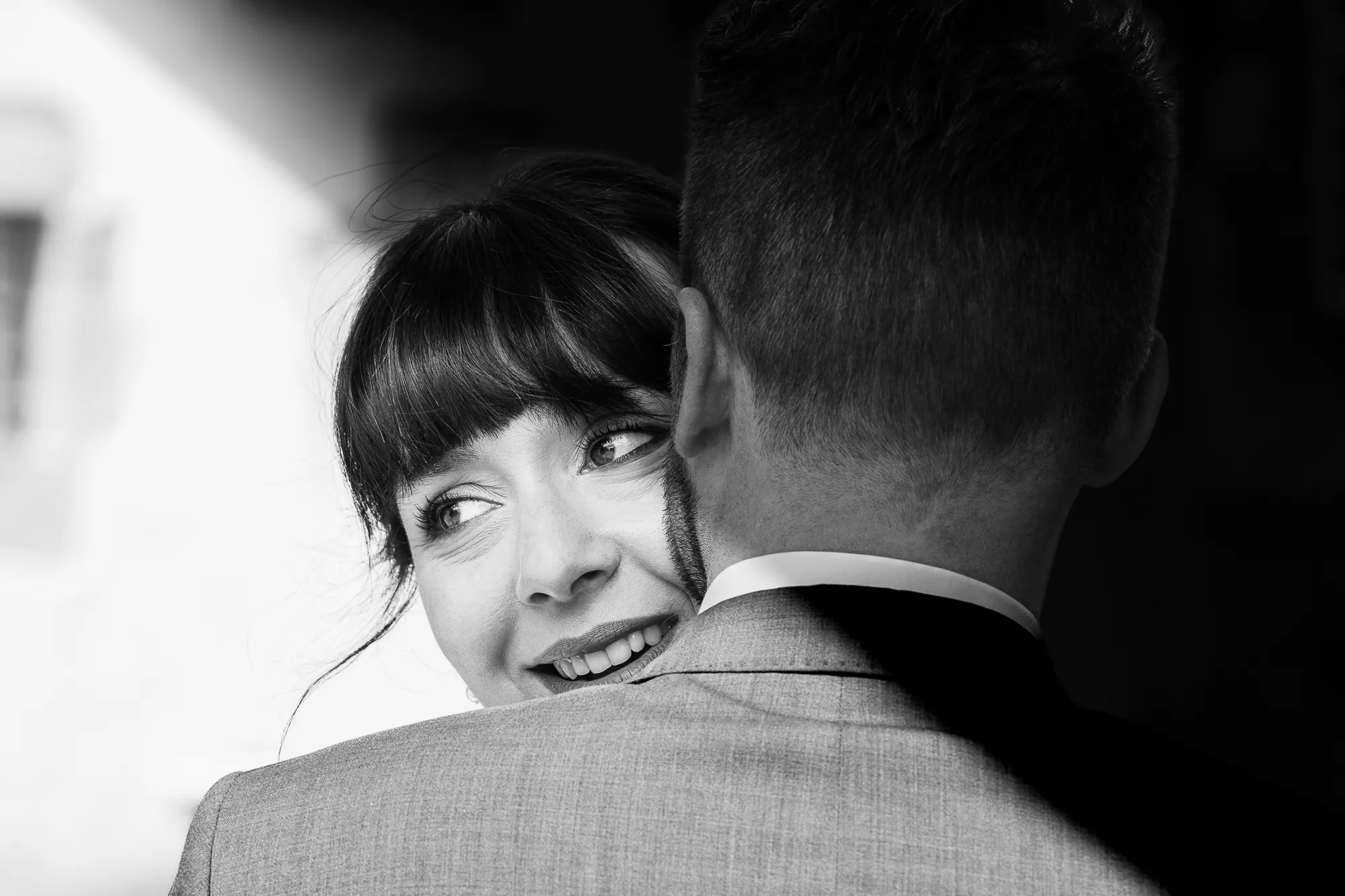 Photo d'un couple de mariés enlacé à l'occasion de leur first look le jour du mariage.