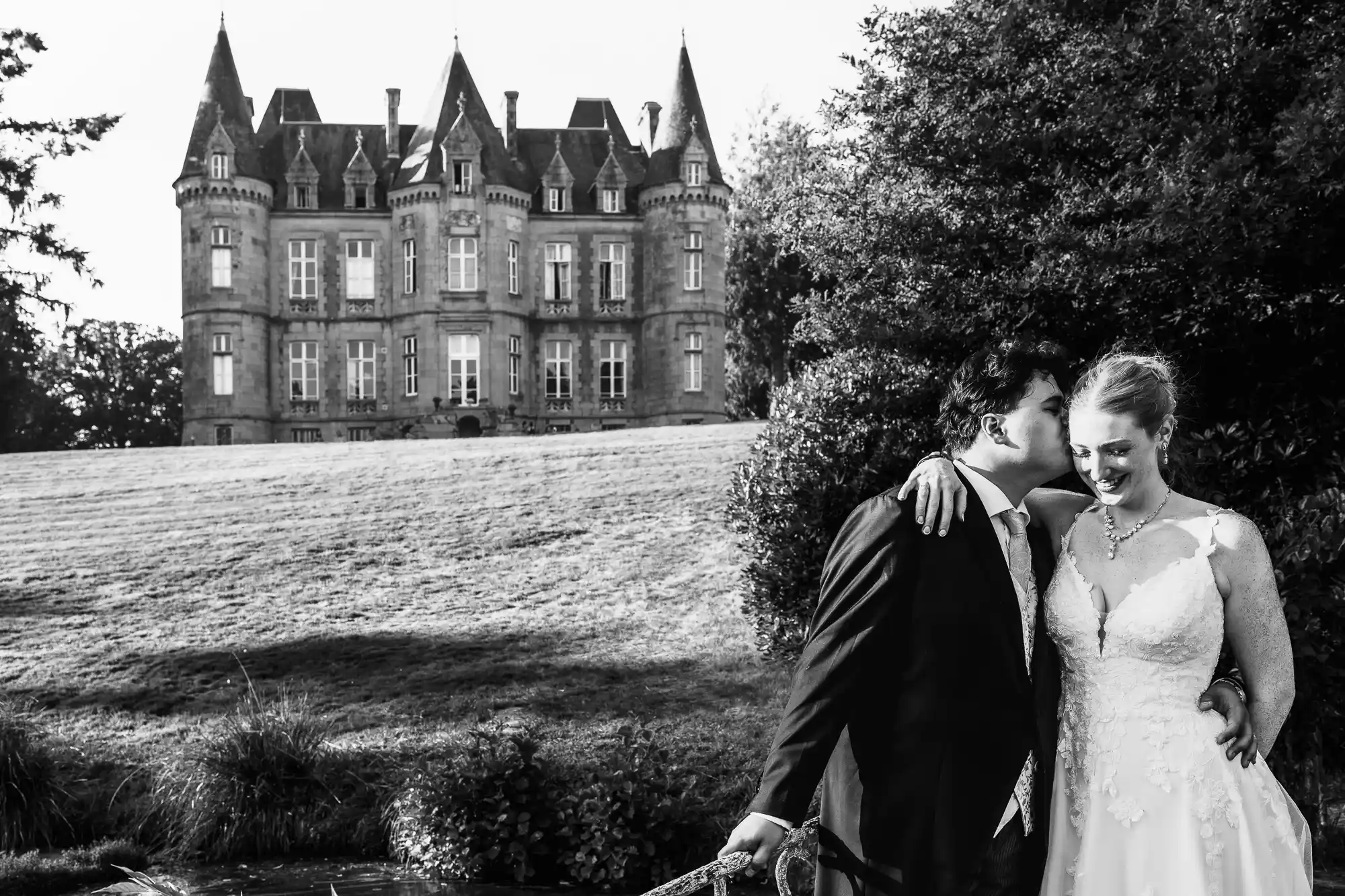 Mariés enlacés dans le parc du Château de la Vieuville.